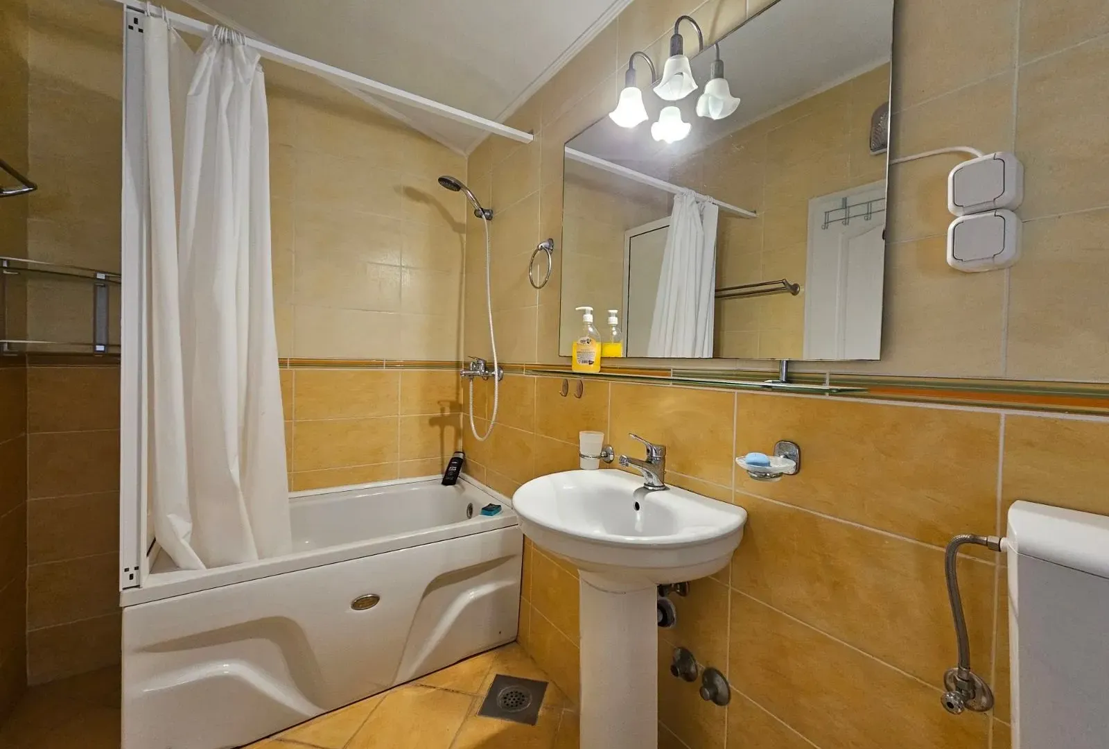Izdavanje, kuća, 180m², Dobre Vode, Bar