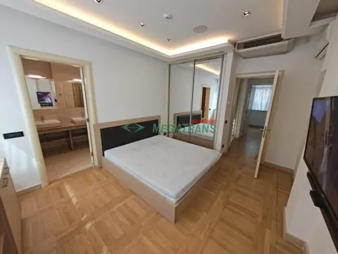 Nameštena spavaća soba sa bračnim krevetom i sopstvenim kupatilom. - image 13