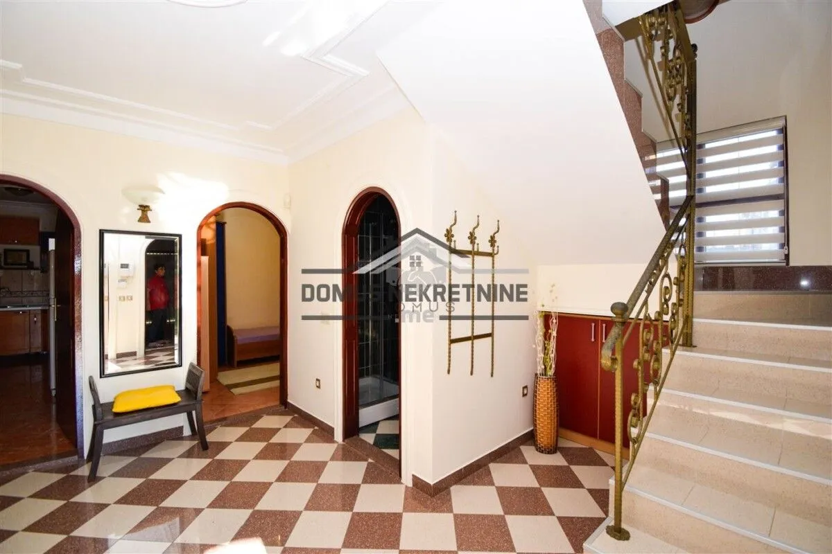 Rent, house, 200m², Donja Gorica, Podgorica