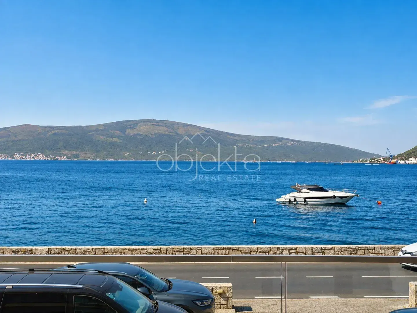 Pogled na more i planine sa terase.