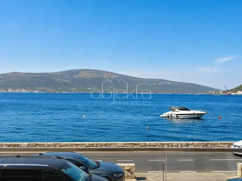 Pogled na more i planine sa terase. - image 2