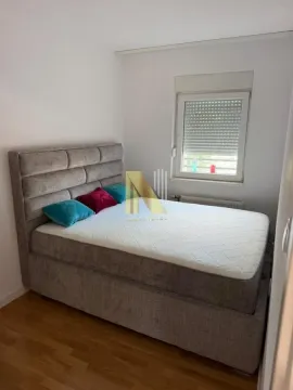 Spavaća soba sa bračnim krevetom i prozorom. - image 10
