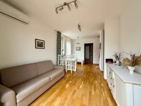 Dnevni boravak sa garniturom i trpezarijskim dijelom. - image 3