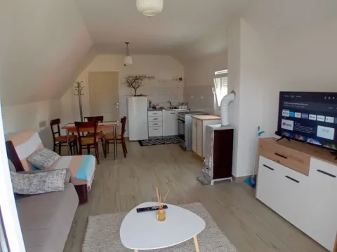 Dnevni boravak sa trpezarijom i kuhinjom u potkrovlju. - image 7