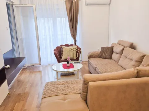 Izdavanje, dvosoban stan, 70m², Zabjelo, Podgorica