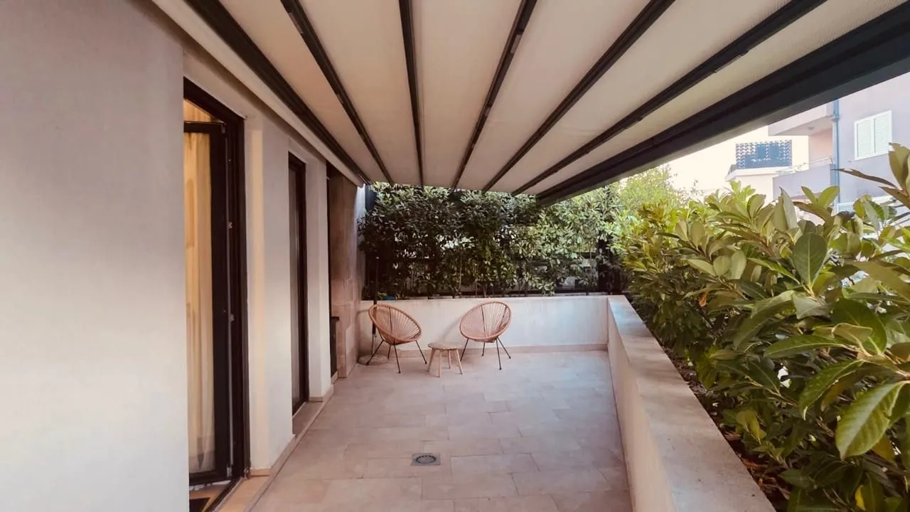Izdavanje, jednosoban stan, 75m², Tivat, Crna Gora