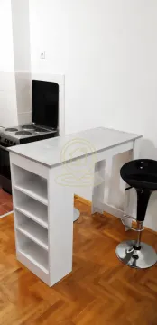 Kuhinja sa belim šankom, crnom barskom stolicom i šporetom. - image 3