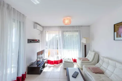 Dnevna soba sa bijelom garniturom, TV-om i izlazom na terasu. - image 2