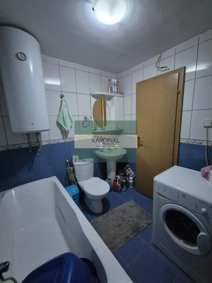 Kupatilo opremljeno kadom, umivaonikom, toaletom i mašinom za veš.