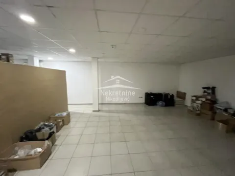 Izdavanje, poslovni prostor, 250m², Batajnica, Beograd - image 12