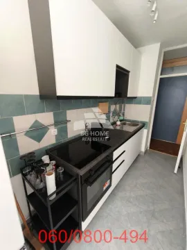 Manja kuhinja sa belim elementima, ugradnom pločom i sudoperom. - image 7