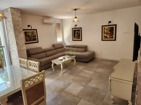 Izdavanje, jednosoban stan, 60m², Blok 5, Podgorica