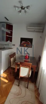Trpezarija sa drvenim stolom i stolicama pored kuhinje. - image 4