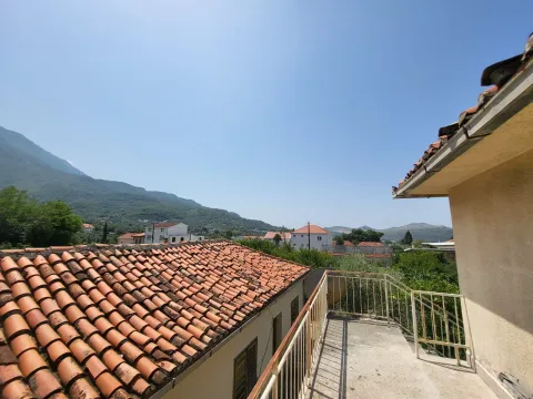 Pogled sa balkona na okolne krovove i brda. - image 3