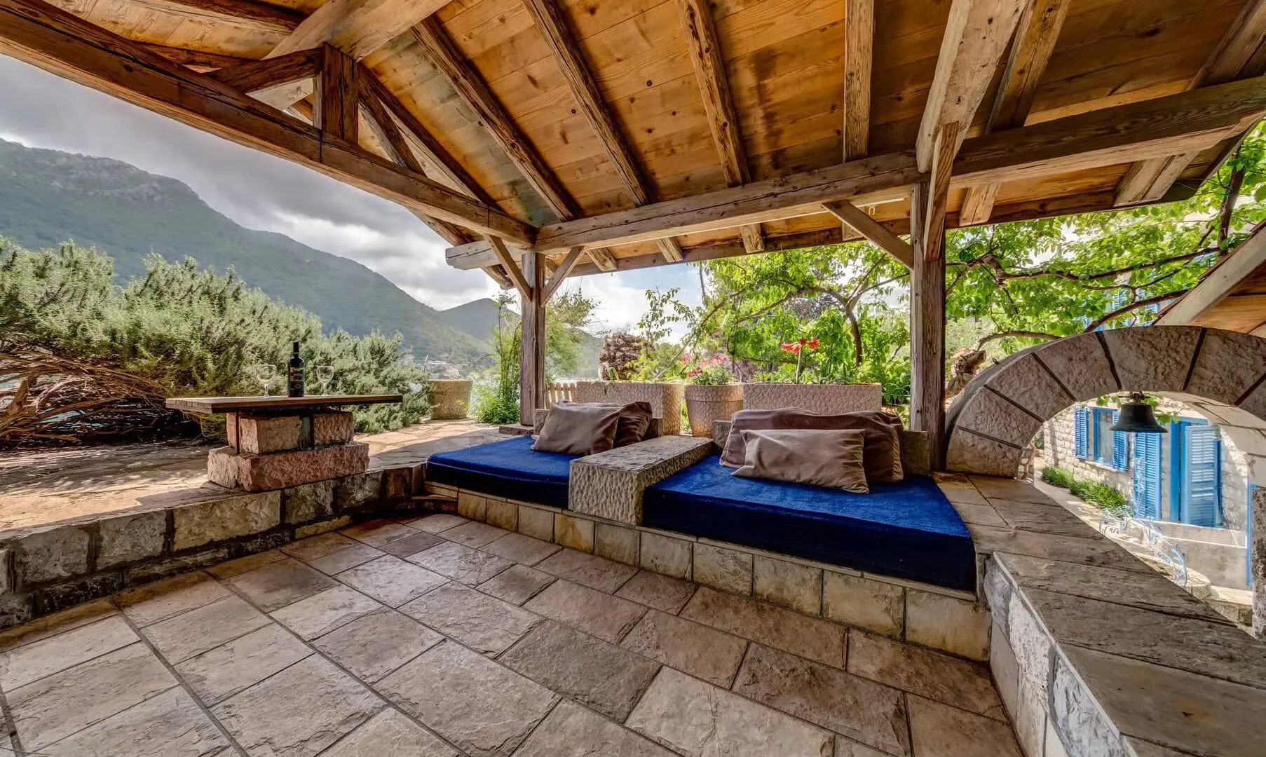 Izdavanje, kuća, 200m², Kotor, Crna Gora