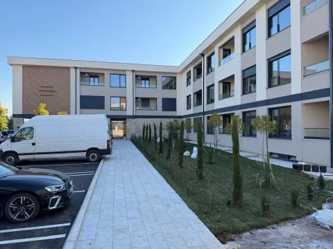 Eksterijer moderne stambene zgrade sa dvorištem i parkingom. - image 3