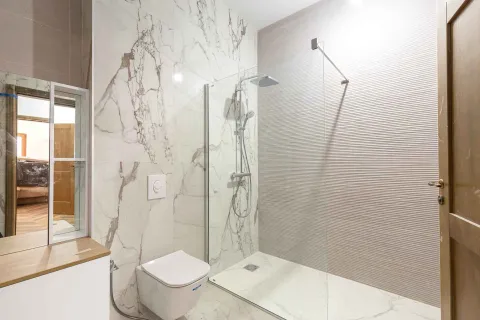 Moderne kupatilo sa tuš kabinom i mermernim pločicama. - image 8