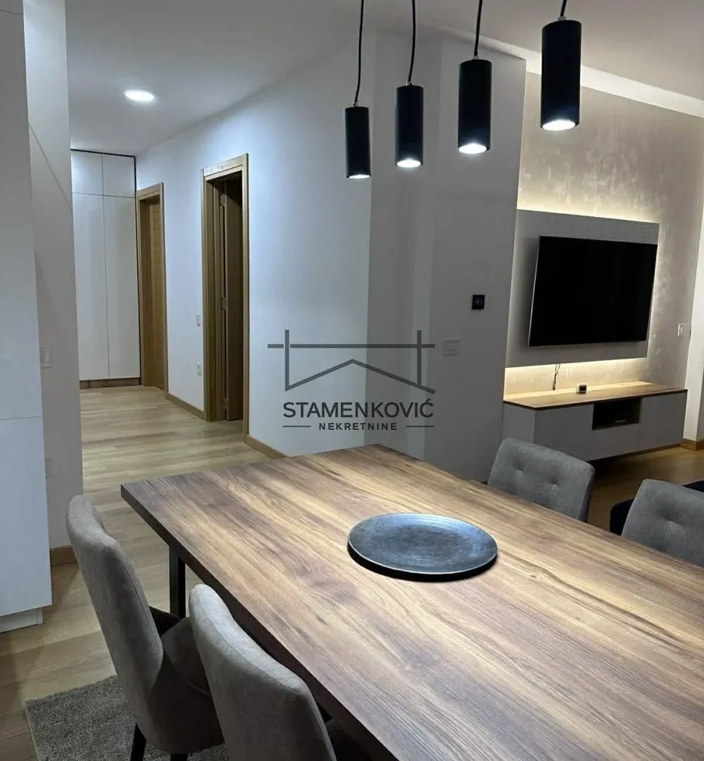 Izdavanje, dvosoban stan, 65m², Centar, Novi Sad