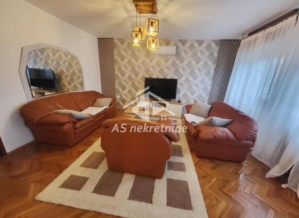 Izdavanje, trosoban stan, 80m², Stari Merkator, Novi Beograd Sve Podlokacije