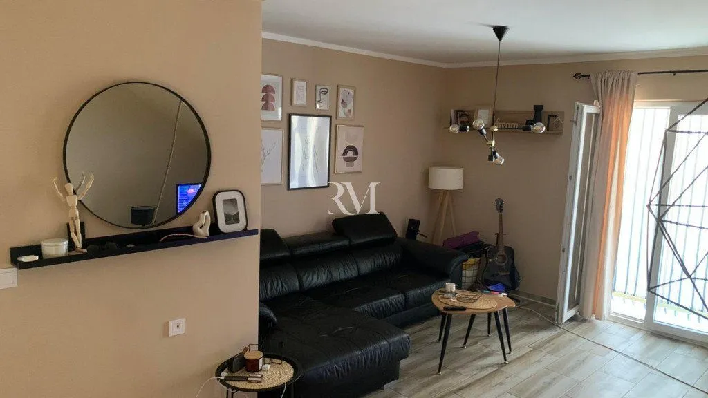 Izdavanje, trosoban stan, 100m², Dumidran, Tivat