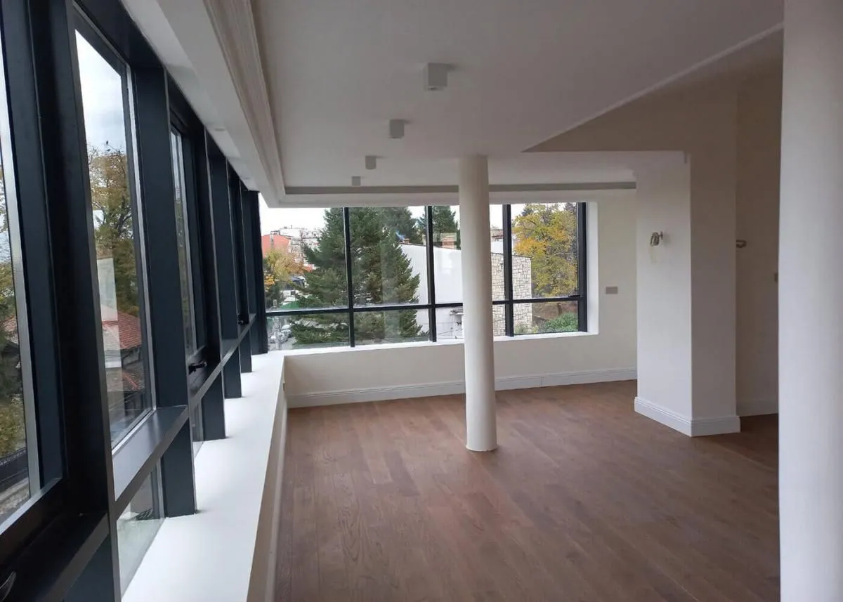 Izdavanje, četvorosoban stan, 155m², Savski Venac, Beograd