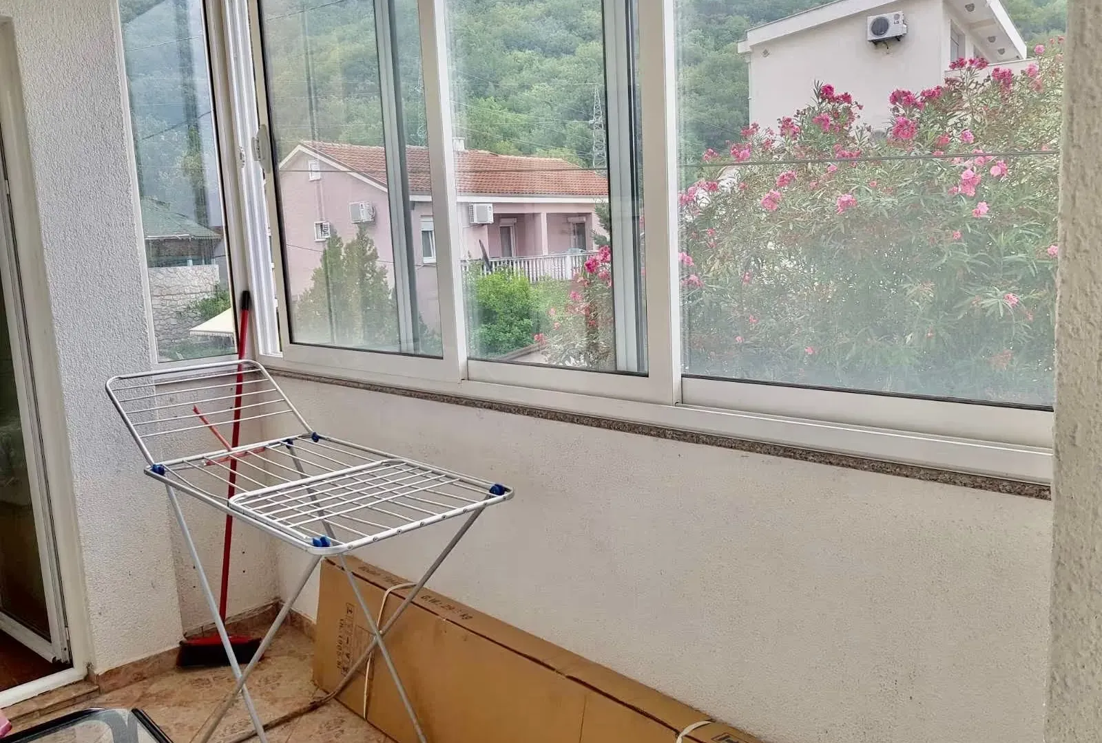 Izdavanje, dvosoban stan, 70m², Lazi, Budva