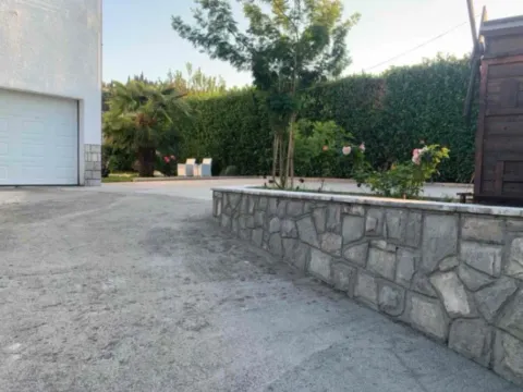 Izdavanje, kuća, 250m², Zagorič, Podgorica - image 11