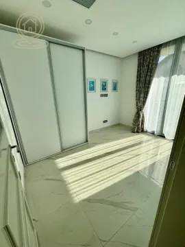 Spavaća soba sa ugradnim ormanom i izlazom na terasu. - image 7