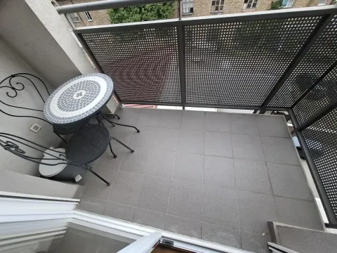 Manji namešteni balkon sa stolom i stolicama. - image 11