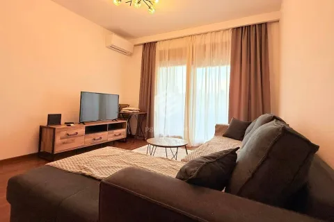 Dnevna soba sa ugaonom garniturom, televizorom i izlazom na terasu. - image 3