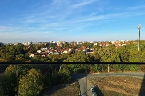 Pogled na grad sa terase. - image 12