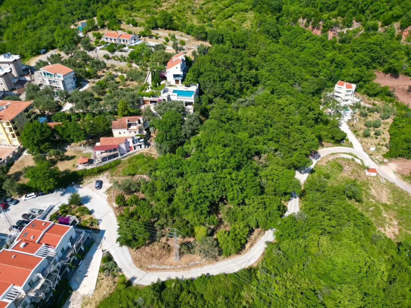 Pogled iz vazduha na okolinu i prirodu oko objekta.