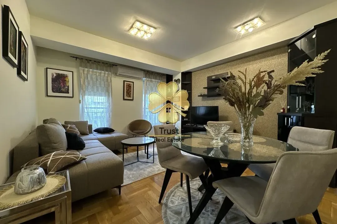 Izdavanje, dvosoban stan, 70m², Blok 9, Podgorica