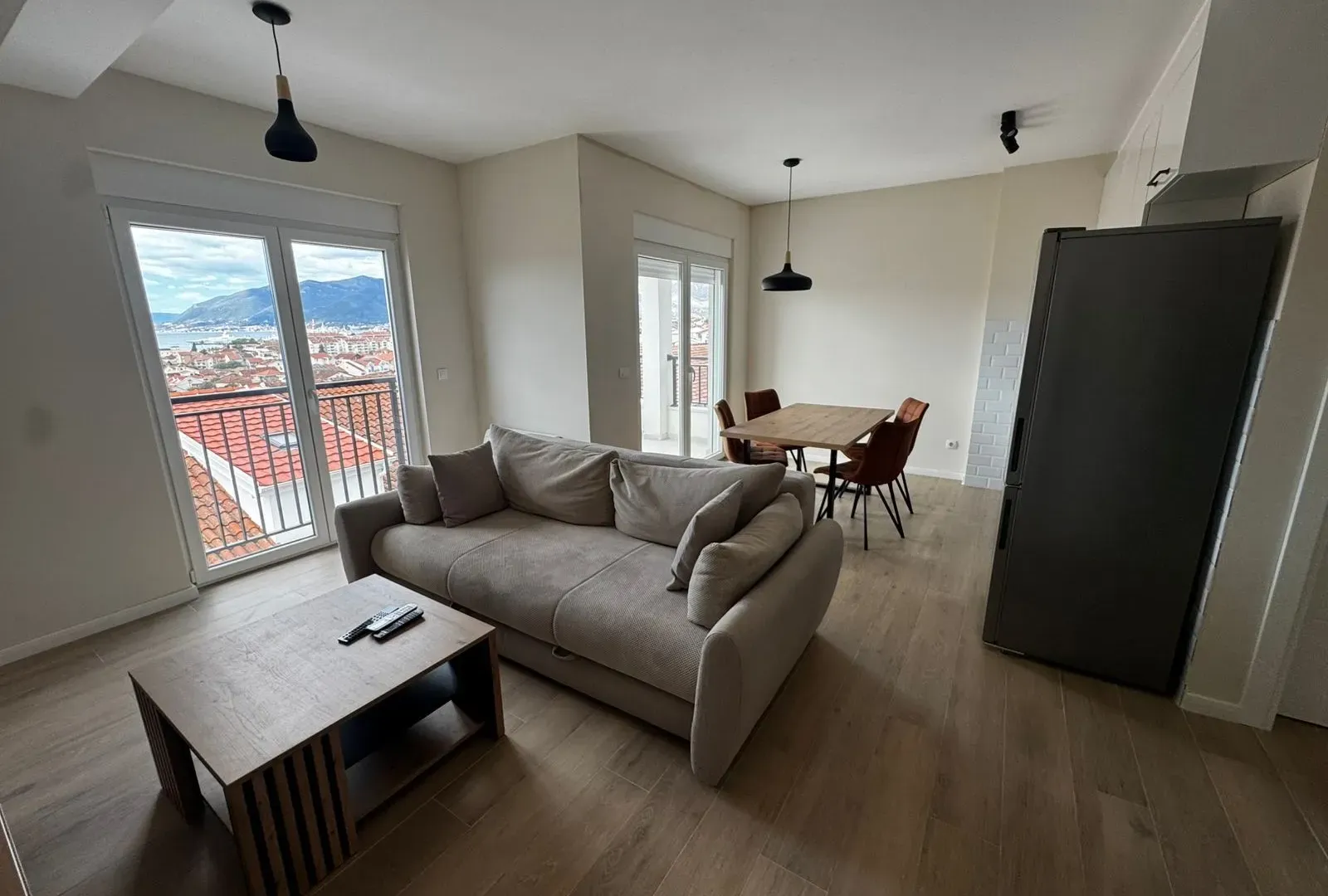 Izdavanje, jednosoban stan, 50m², Kalimanj, Tivat