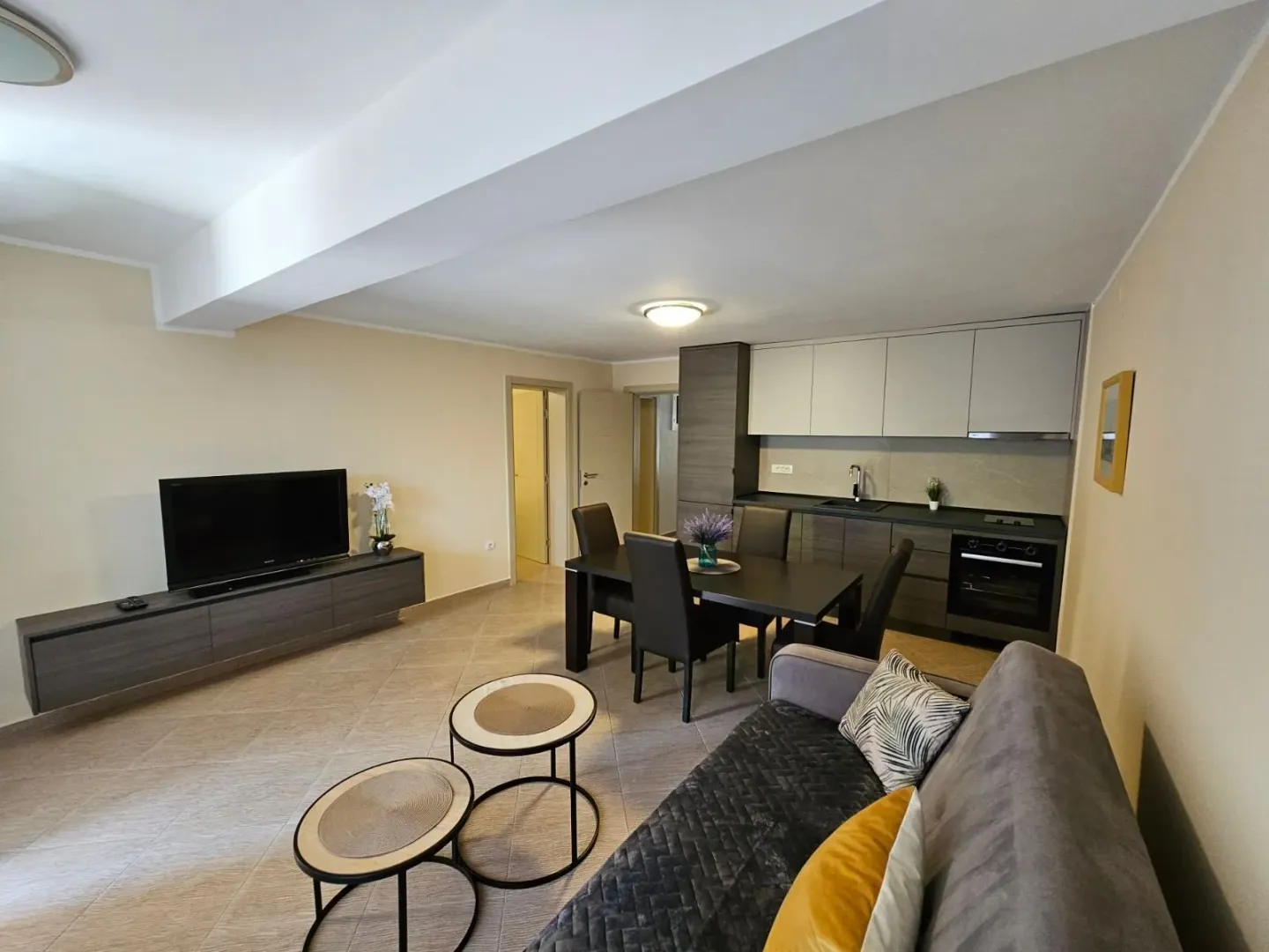 Izdavanje, dvosoban stan, 55m², Bečići, Budva