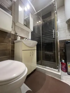 Kompaktno kupatilo sa tuš kabinom, umivaonikom i toaletom. - image 8