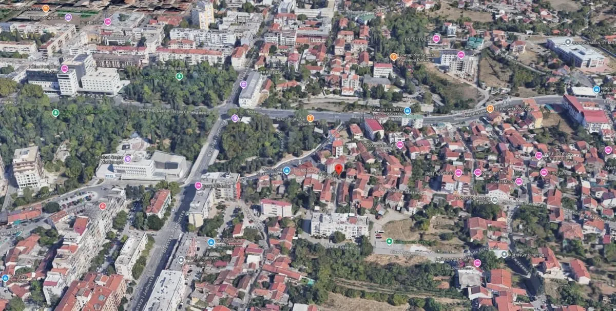 Satelitski snimak šire lokacije sa ucrtanim položajem nekretnine.