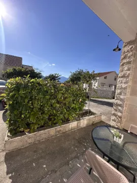 Terasa sa garniturom za sedenje ispred kuće sa zelenilom. - image 8