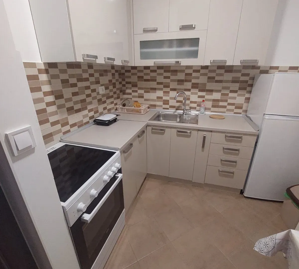 Izdavanje, jednosoban stan, 45m², Mainski Put, Budva