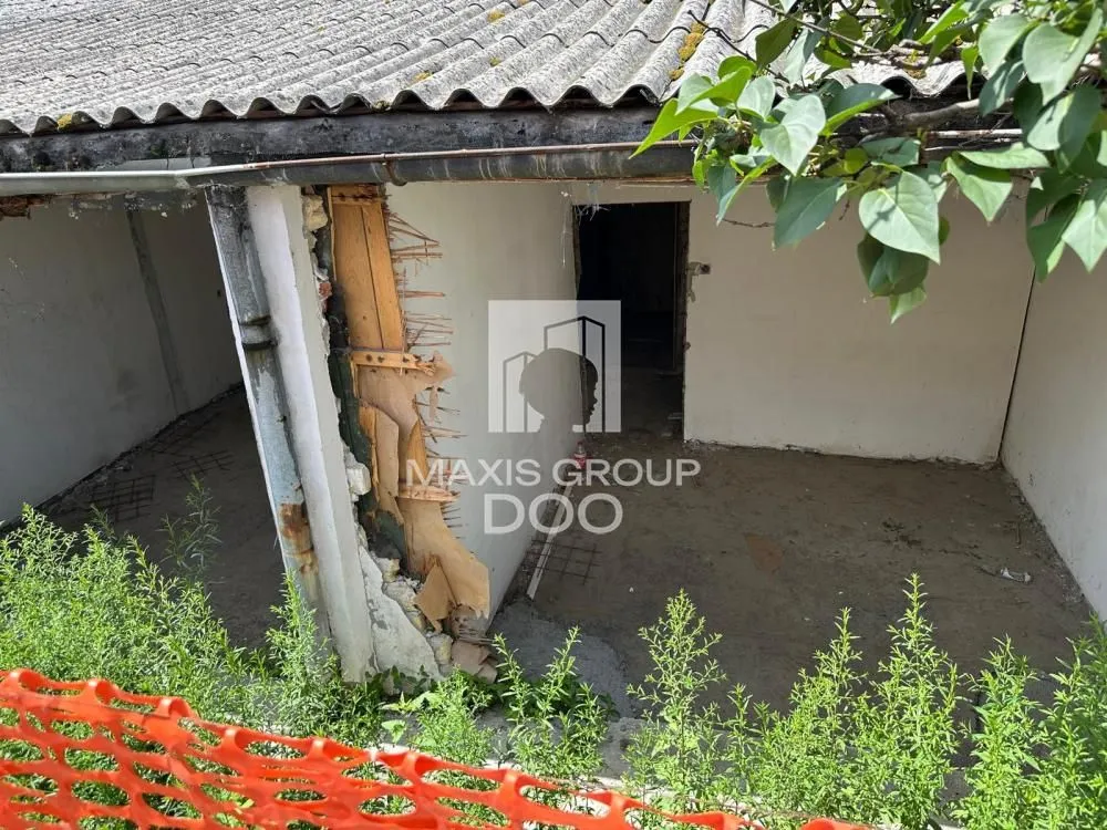 Pogled na spoljni deo objekta u fazi renoviranja sa zaštitnom ogradom.