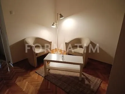 Manji kutak za sedenje sa dve fotelje, stočićem i lampom. - image 2