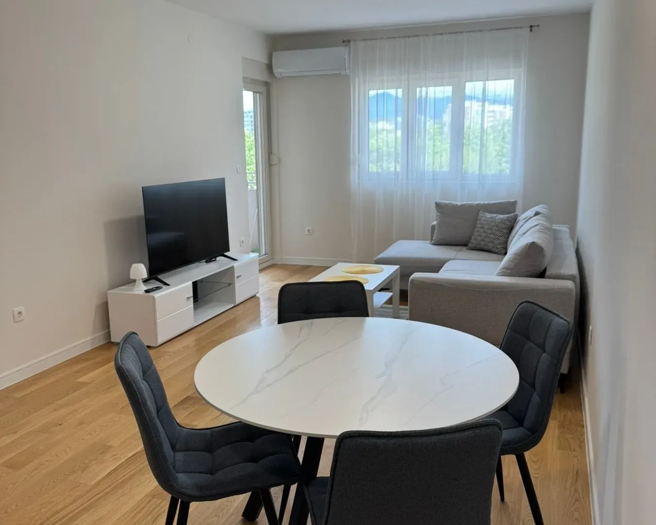 Izdavanje, jednosoban stan, 49m², Central Point, Podgorica