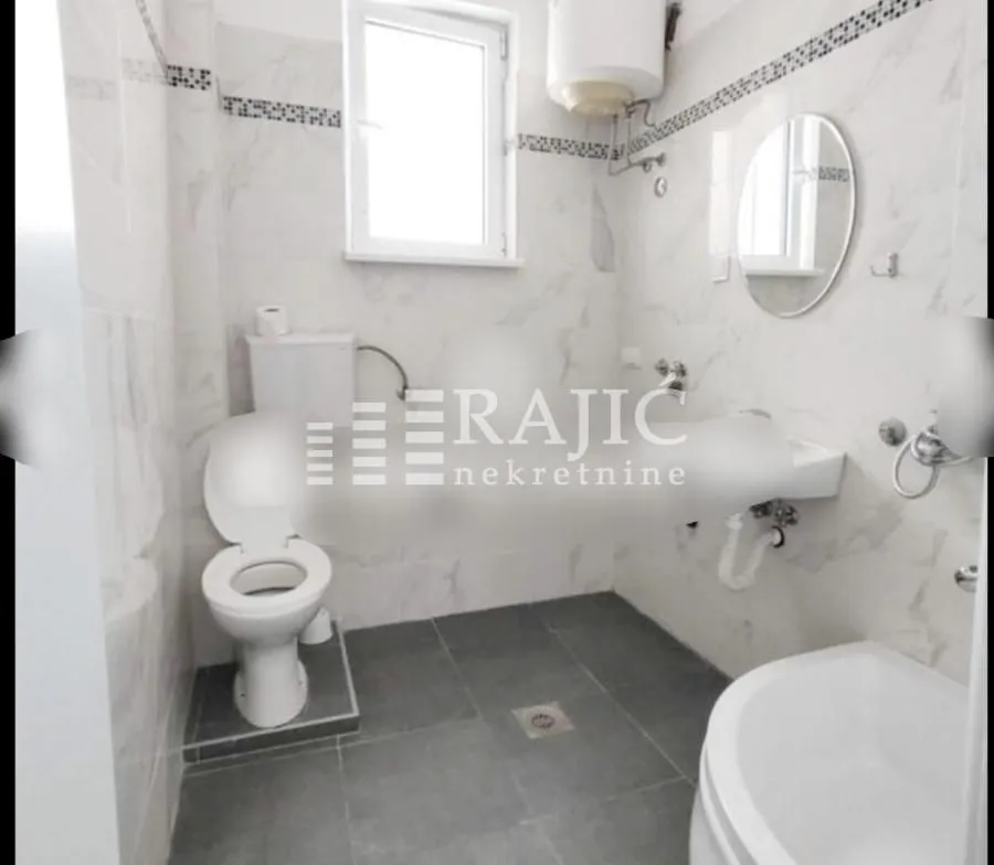 Smaller bathroom with sanitary fixtures and a shower cabin.