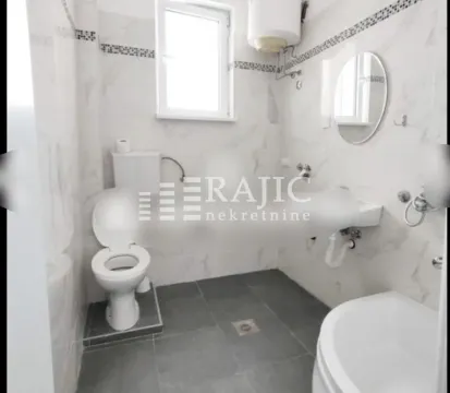 Smaller bathroom with sanitary fixtures and a shower cabin. - image 12