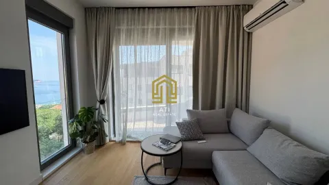 Namještena dnevna soba sa ugaonom garniturom i pogledom na more. - image 7