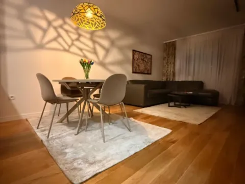 Izdavanje, dvosoban stan, 74m², Central Point, Podgorica