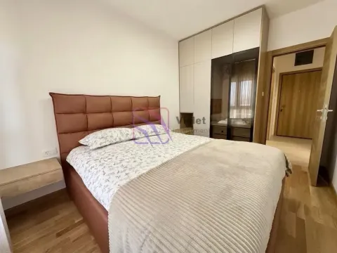 Namještena spavaća soba sa bračnim krevetom i ugradnim ormarom. - image 4