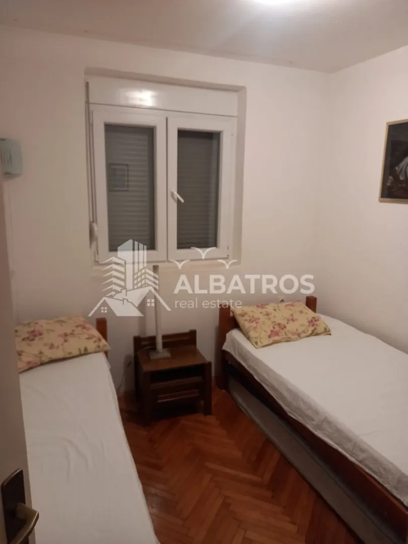 Bedroom with two single beds and a nightstand.