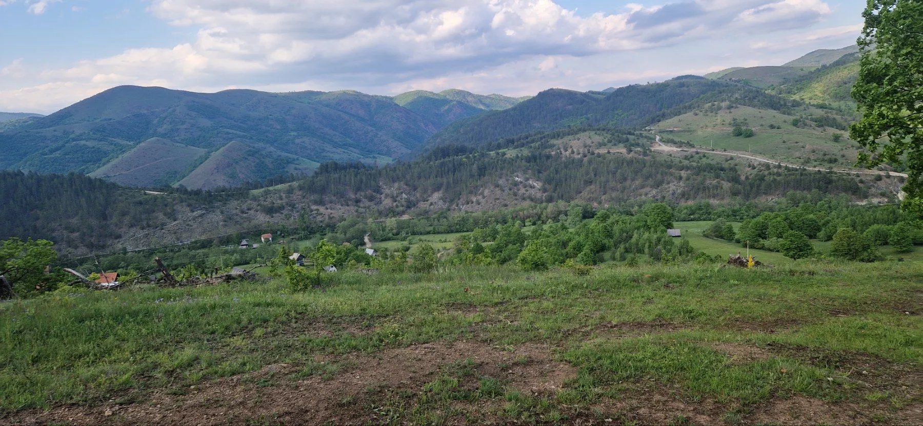 Široki pogled na planinski predeo i zelena brda sa placa.