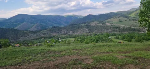 Široki pogled na planinski predeo i zelena brda sa placa. - image 4